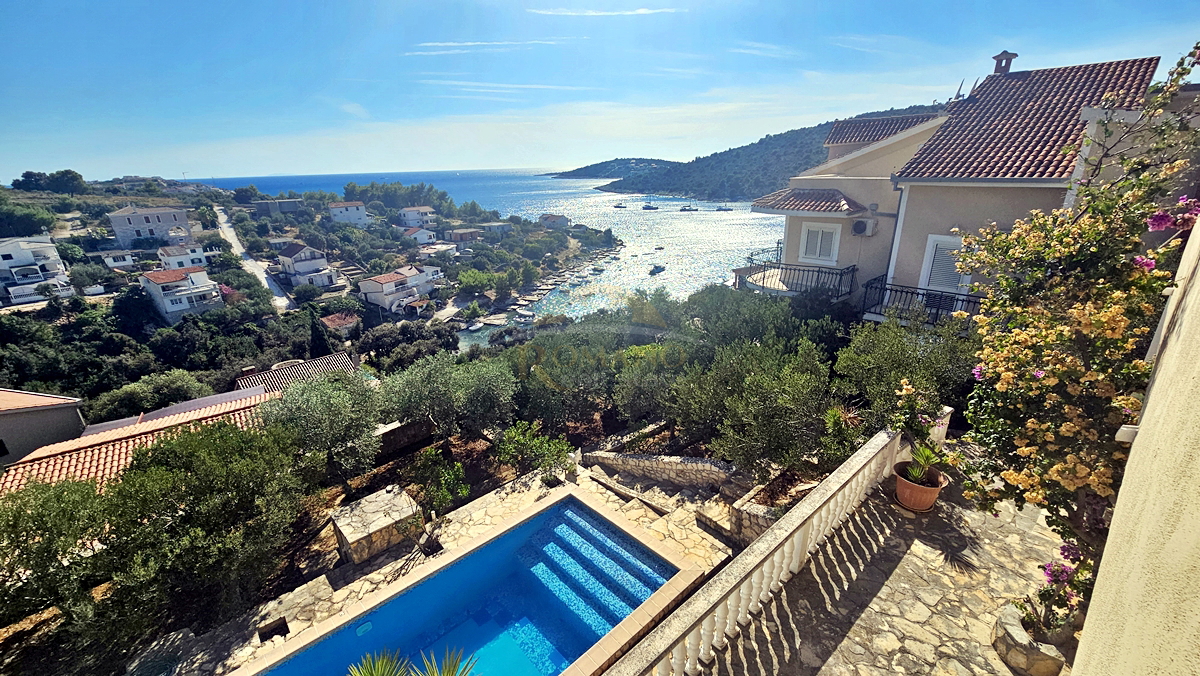 Bellissima casa dalmata a Sevid in ottima posizione con piscina e vista
